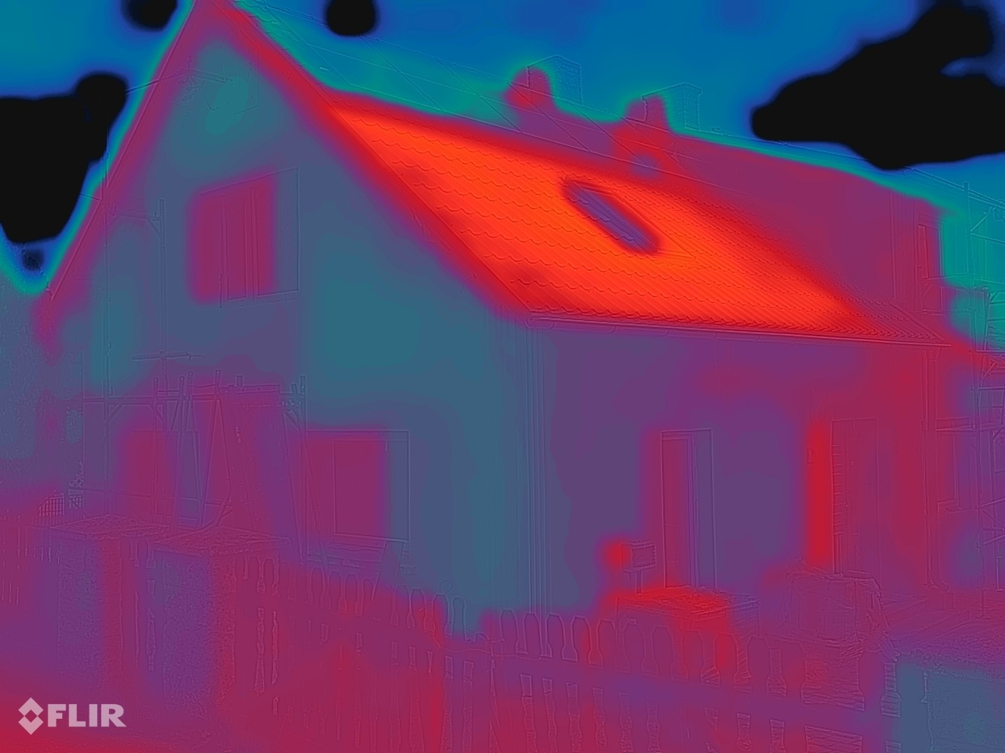 FLIR-Wärmebild derselben Fassade nach der Beschichtung: Wandfläche blaugrün bis violett